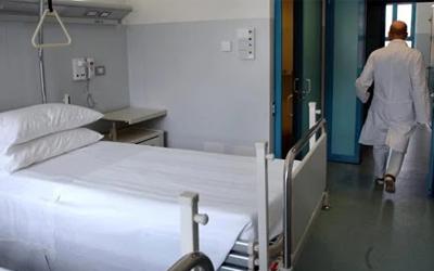 Covid-19, meno posti letto in ospedale più decessi. L’indagine Anaao Assomed
